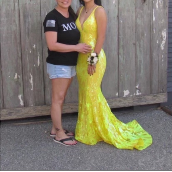 Beautiful yellow dress, Jovani size 2 - Picture 2 of 2
